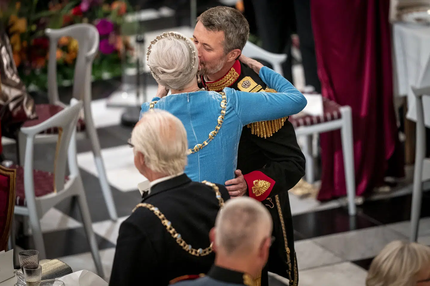 Tronen skifter hænder. Dronningen går af søndag, og Frederik bliver Danmarks nye konge. Det markeres løbende gennem dagen. (Arkivfoto).