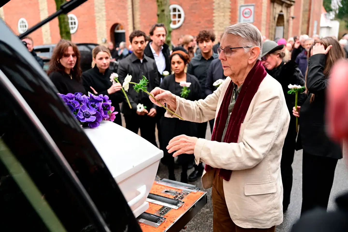 Ebbe Preisler, der er sigtet for drabet på sin syge hustru, Mariann Preisler, blev modtaget med bifald, da han ankom til hendes bisættelse.