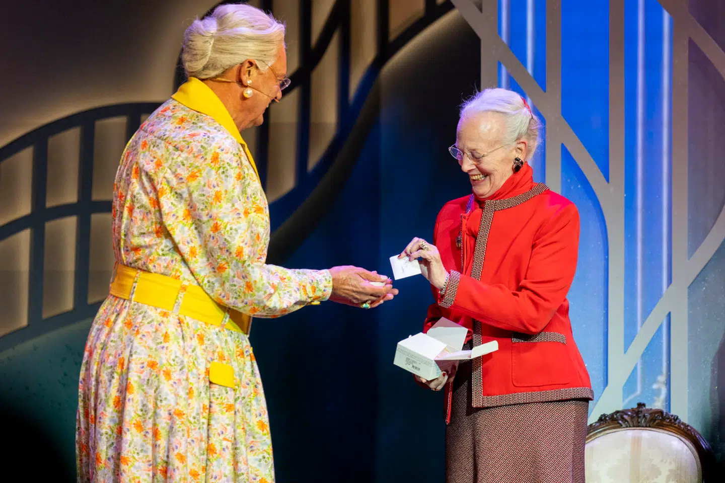 Dronningen overraskede Ulf Pilgaard på scenen, da han for sidste gang gav som den Margrethe i Cirkusrevyen.