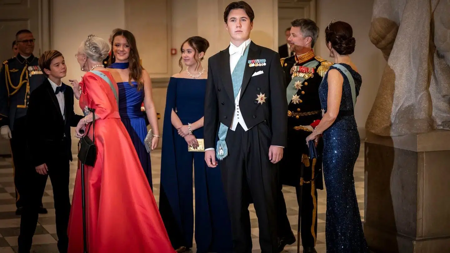 Prins Vincent, prinsesse Isabella, prinsesse Josephine, Prins Christian, kronprins Frederik og Kronprinsesse Mary modtages af dronning Margrethe i forbindelse med prins Christians 18 års fødselsdag.