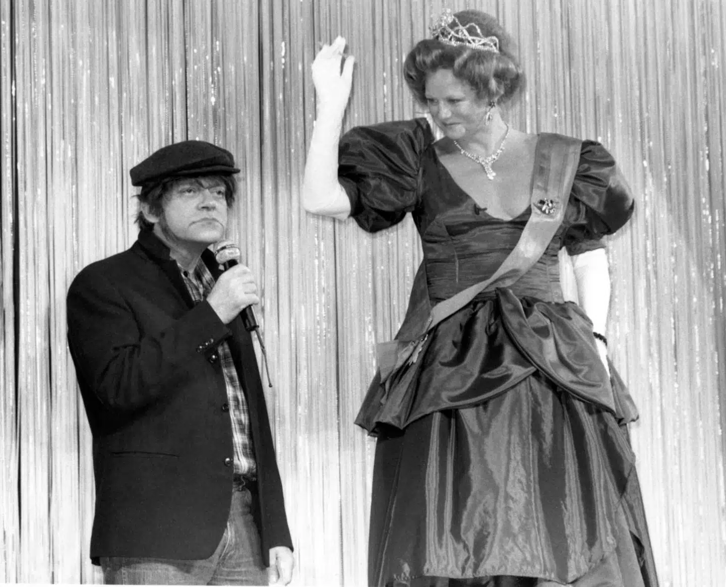 Det er ikke kun Ulf Pilgaard, der har parodieret Dronningen. Lisbet Dahl selv har også. Her i Cirkusrevyen 1985.