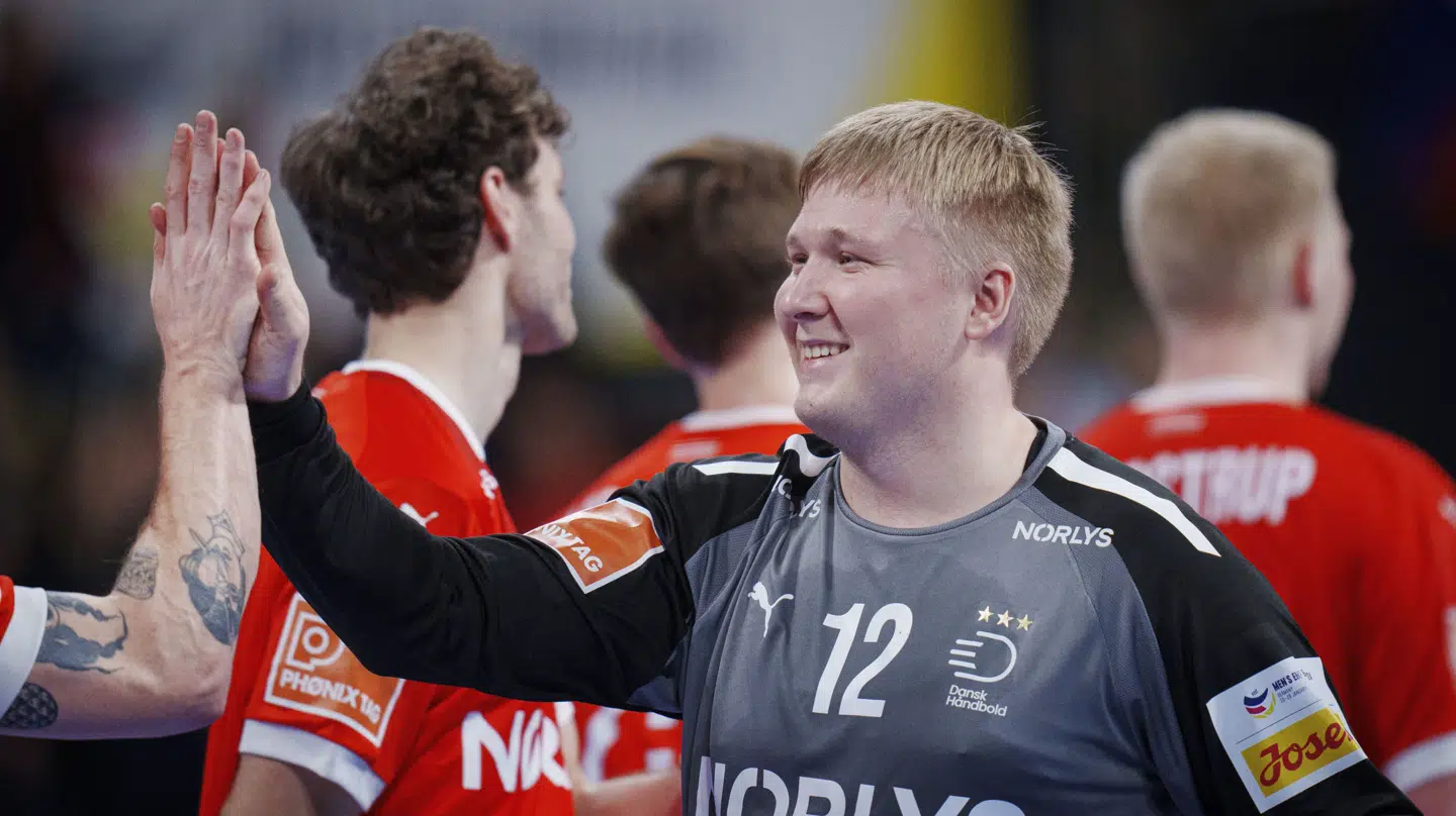 Emil Nielsen havde en stor torsdag i målet, da Danmark åbnede EM med en sejr over Tjekkiet.