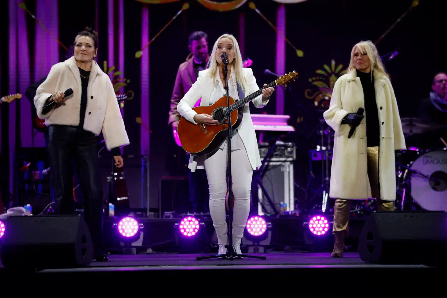 Anne, Sanne og Lis var blandt de første kunstnere ved hyldest til dronning Magrethe fredag aften. Deres bidrag var dog voldsomt præget af dårlig lyd.