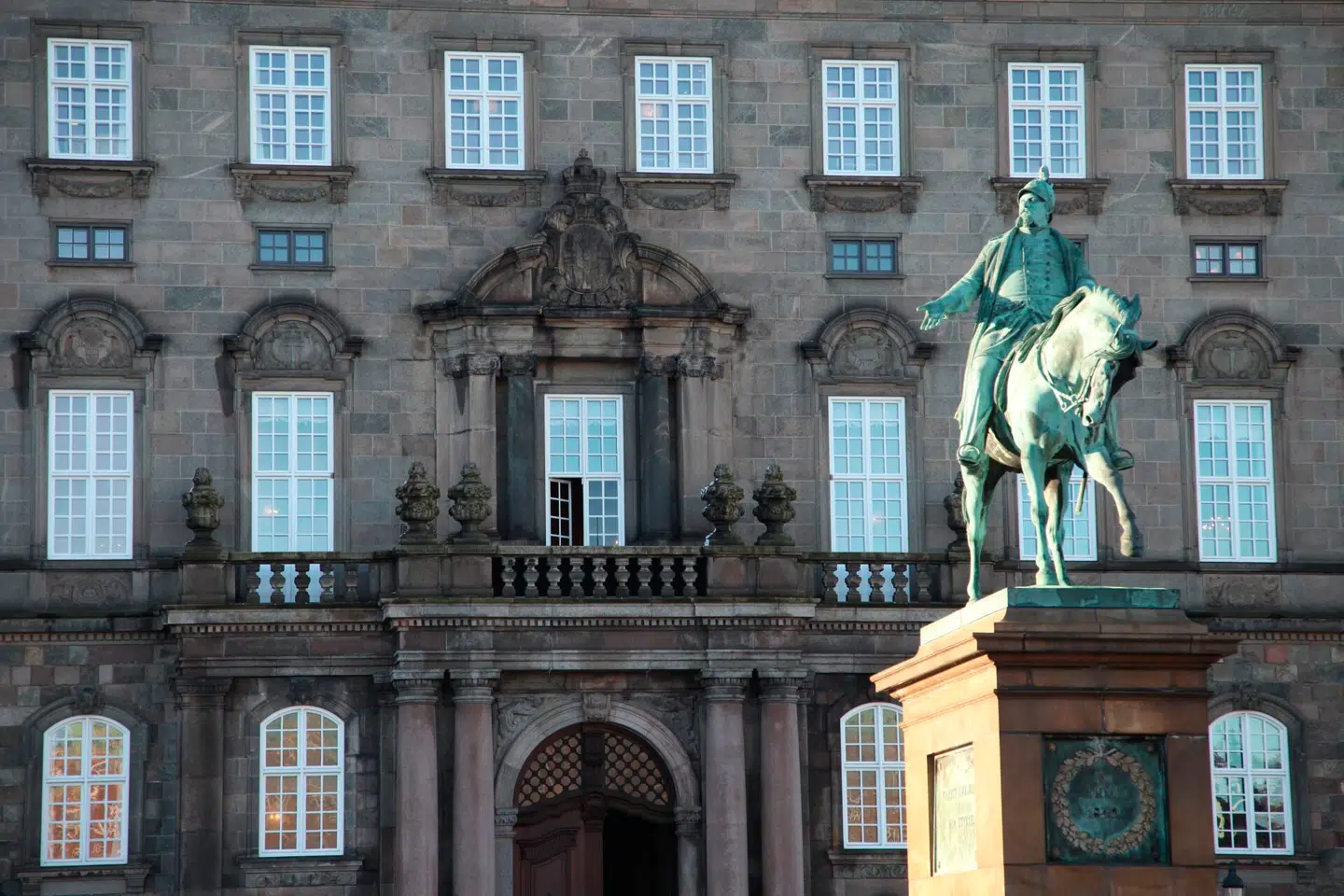 »Jeg forventer, at det bliver storslået. Ikke bare derude, med alle politifolkene, storskærmene og mængderne, men inden i mig,« skriver Marta Sørensen. Foto: Steffen Trumpf, Scanpix