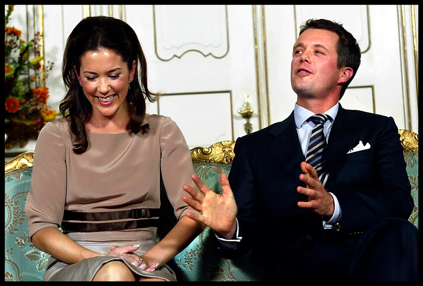 Her ses kronprinsesse Mary og kronprins Frederik, da de foran pressen fortalte om deres forlovelse i 2003.