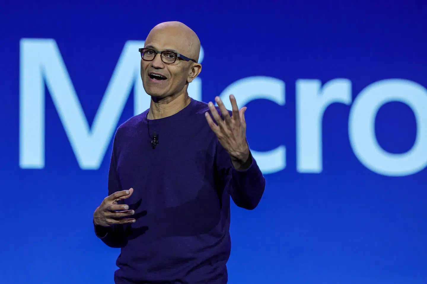 Microsoft overgår nu Apple som verdens højst vurderede selskab. 2023 blev et virkeligt godt år for Microsoft. Selskabets administrerende direktør, Satya Nadella, investere mange milliarder dollar i kunstig intelligens, AI.