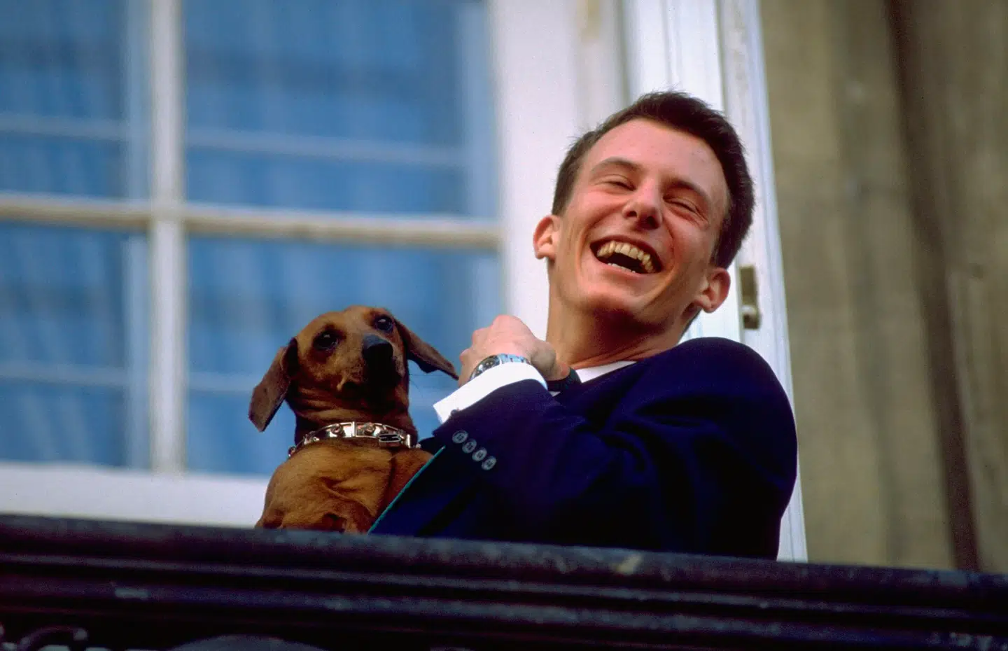 Prins Joachim med hofhunden Balthazar på Amalienborgs balkon på dronningens fødselsdag i år 1990. Foto: Lars Poulsen, Scanpix.