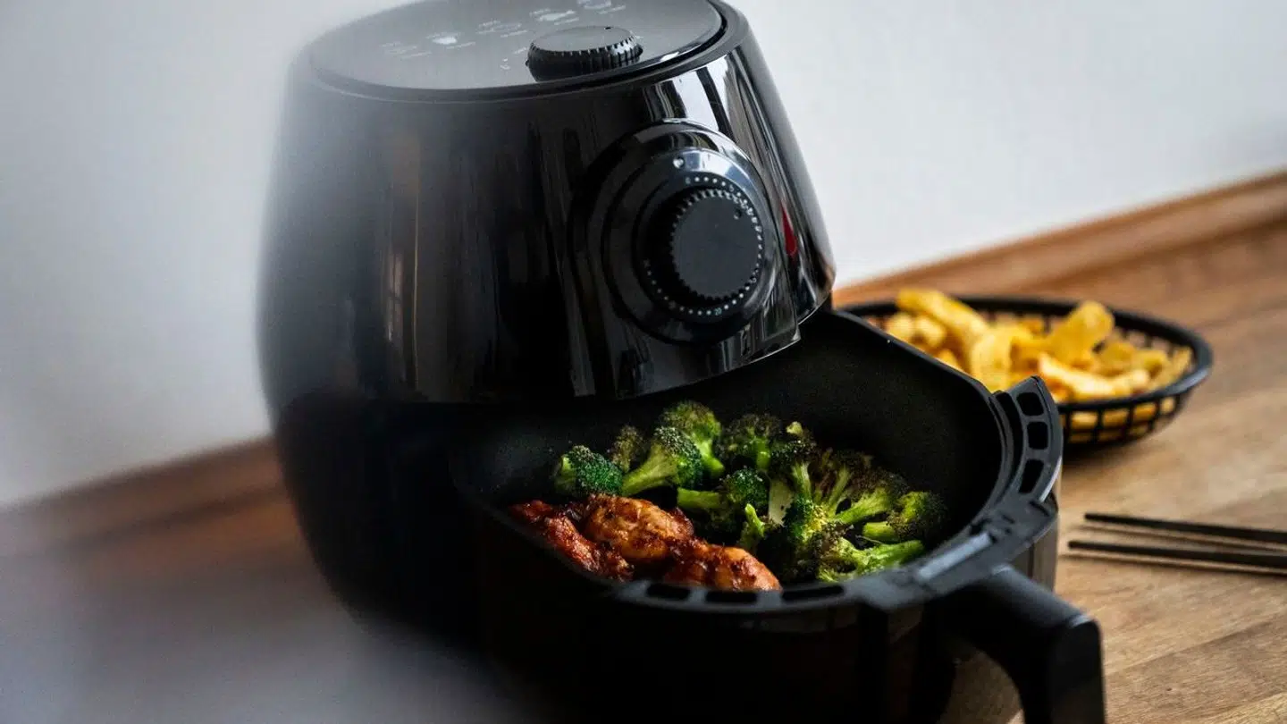 Det er ikke kun køkkenmaskinen, der er i høj efterspørgsel. Det gælder nemlig også kogebøgerne, der er blevet flået af hylderne.