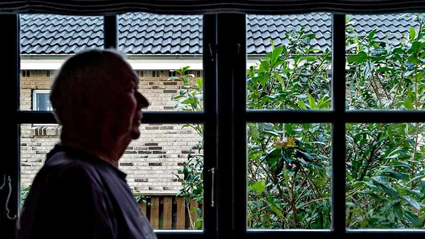 Søren Mandrup er skuffet over kommunen, der gav hans nye nabo lov til at rive det gamle hus ned, hæve det meste af grunden med næsten halvanden meter og bygge et nyt lige op ad skellet. Før havde Søren en skøn udsigt fra sit køkken, nu ser han direkte ind i naboens murstenshus.