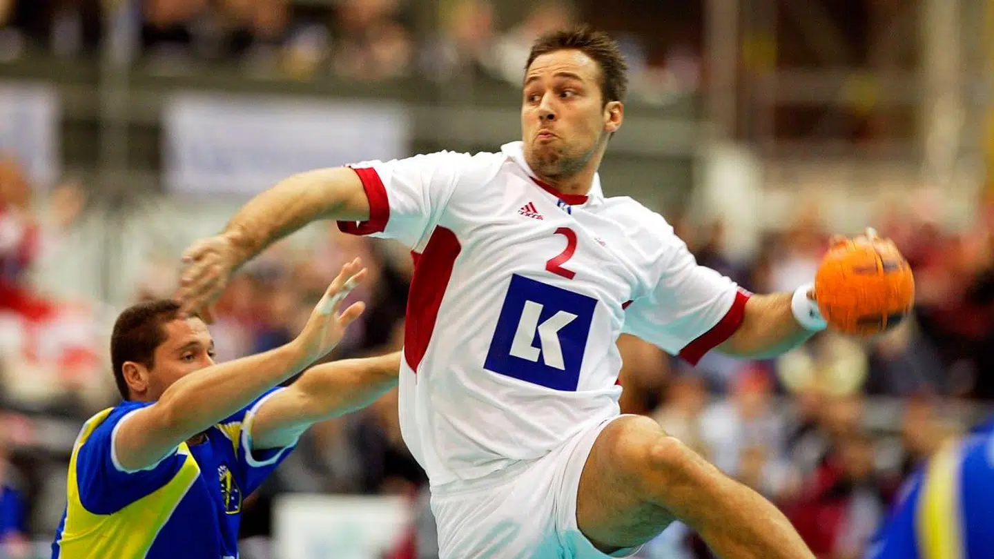Morten Bjerre sender en hammer afsted.