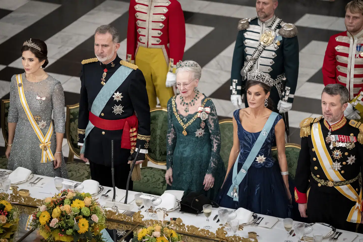 Kronjuvelerne består af i alt fire smykkesæt. Da det spanske kongepar, kong Felipe og dronning Letizia, var på statsbesøg i november 2023, bar dronning Margrethe smaragdsættet.