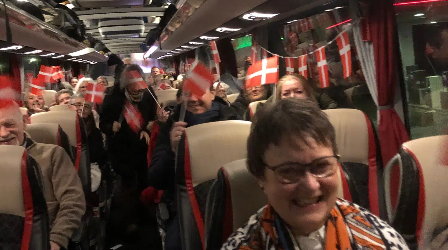 Busserne er fyldte med nordjyder på vej mod kroningen på Christiansborg Slotsplads.