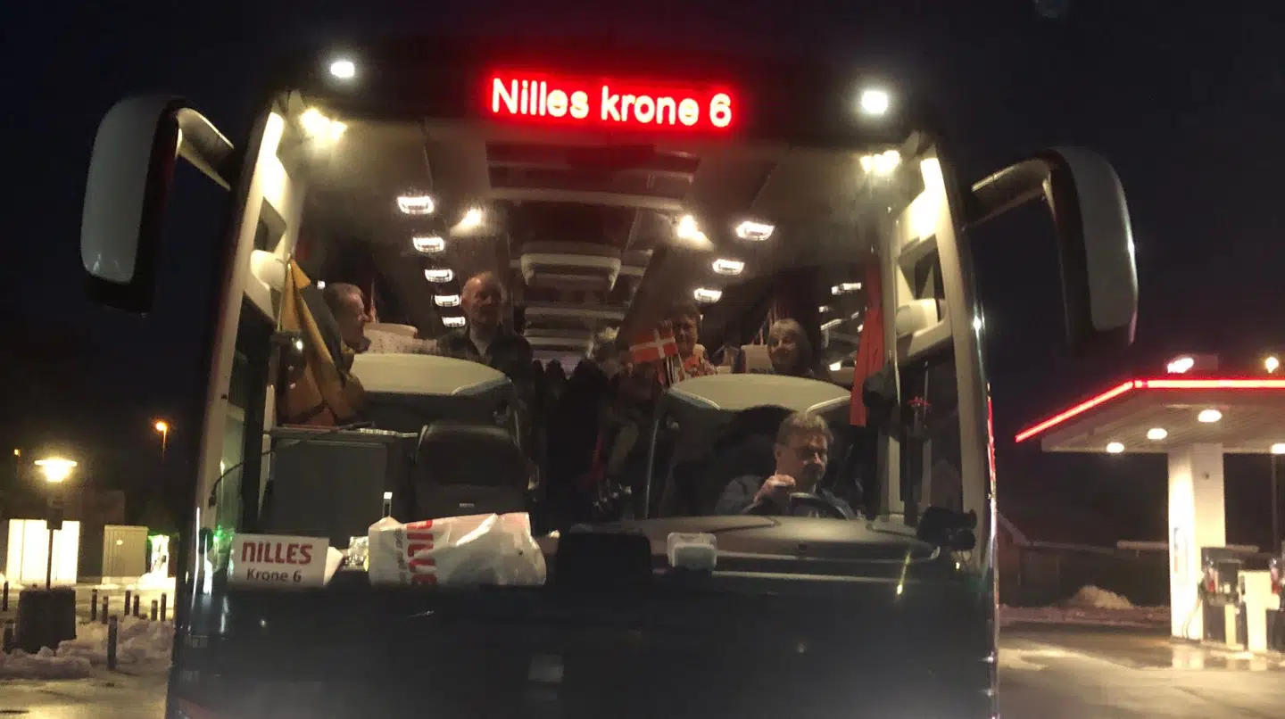 De seks busser fra Nilles Rejser har fået lidt andre navne i dagens anledning. Her ses Krone 6.