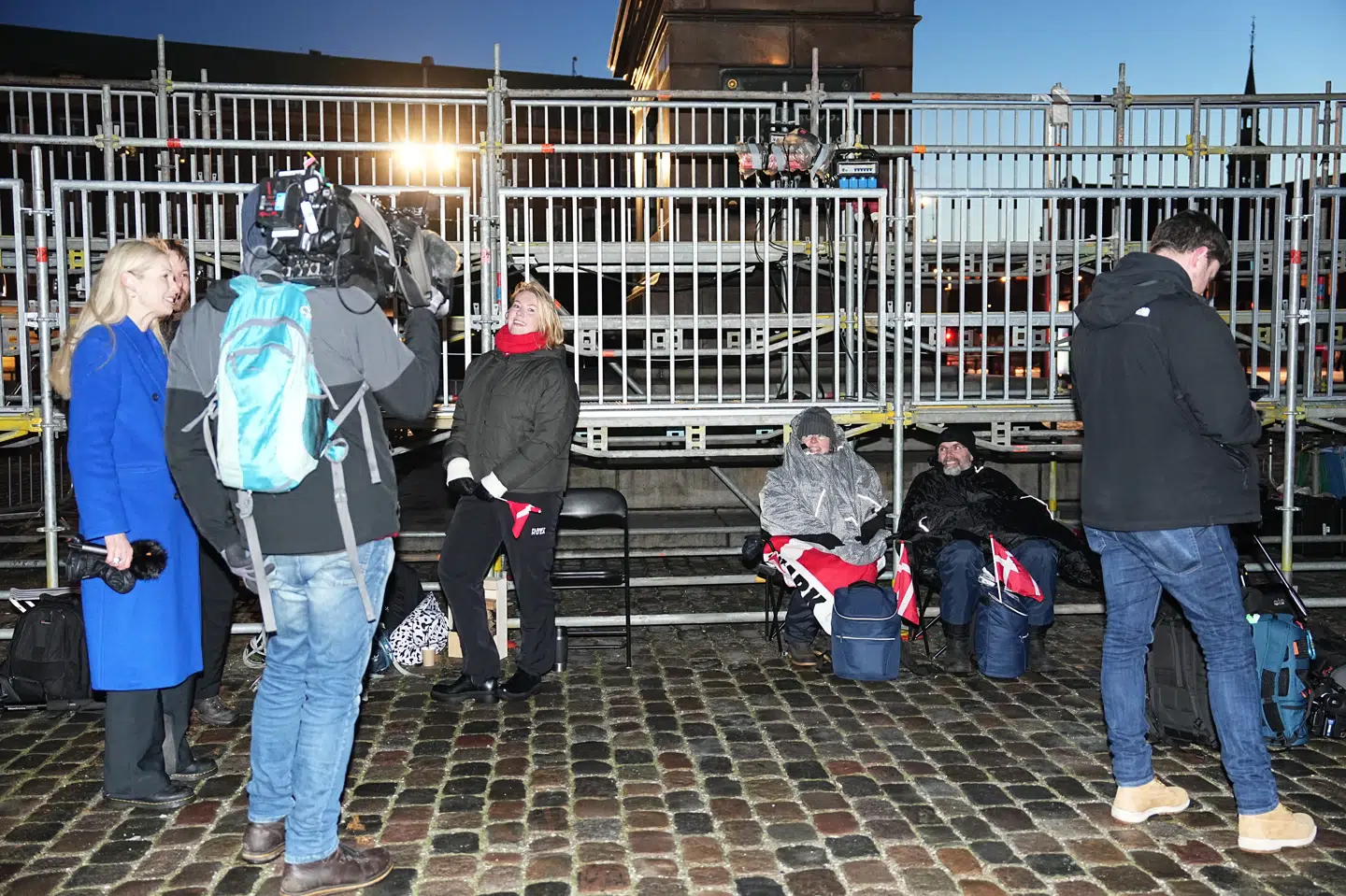 De første mennesker troppede ifølge DR op foran Christiansborg Slot omkring klokken 6 søndag morgen.