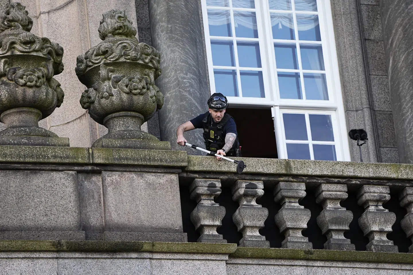 Politiet har søndag formiddag undersøgt balkonen på Christiansborg.