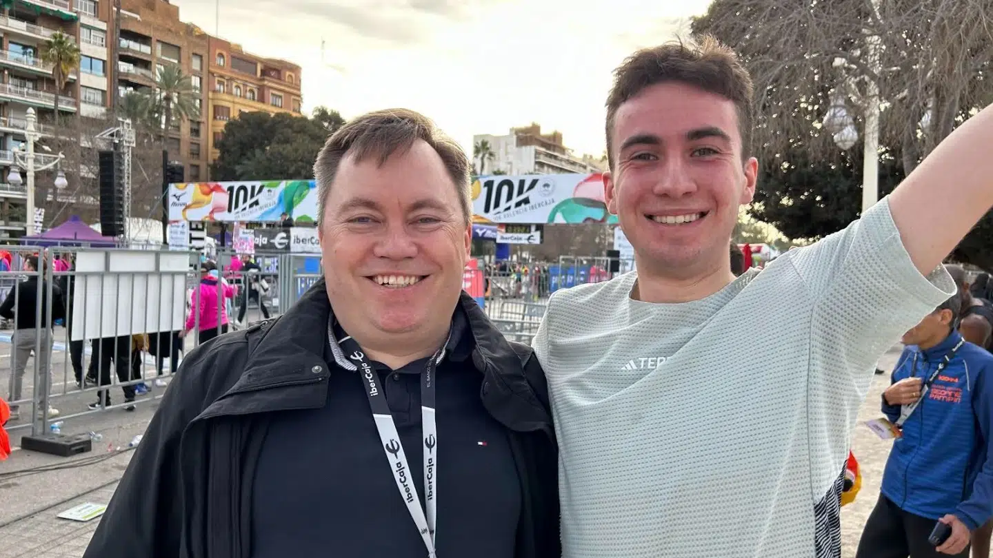 Axel Vang Christensen, til højre, og træner Nicolaj Sørensen havde masser at glæde sig over efter rekordløbet i 10 kilometer på landevej i Valencia.