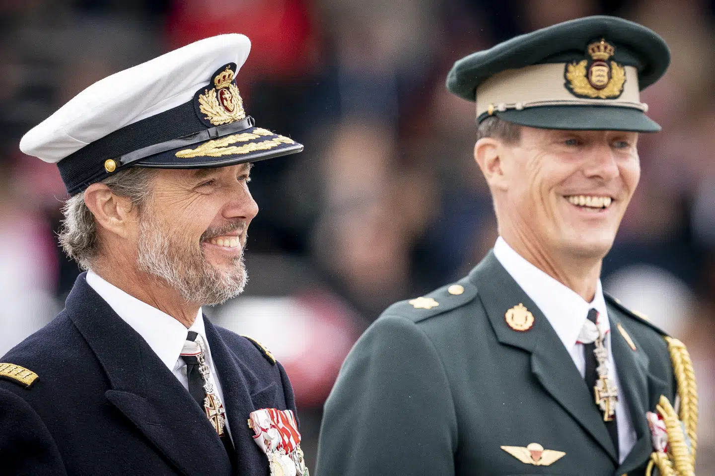 Kong Frederik får nu den højeste militære rang i Danmark. Han har en langvarig tilknytning til Forsvaret. På billedet ses han med sin bror, prins Joachim. (Arkivfoto).
