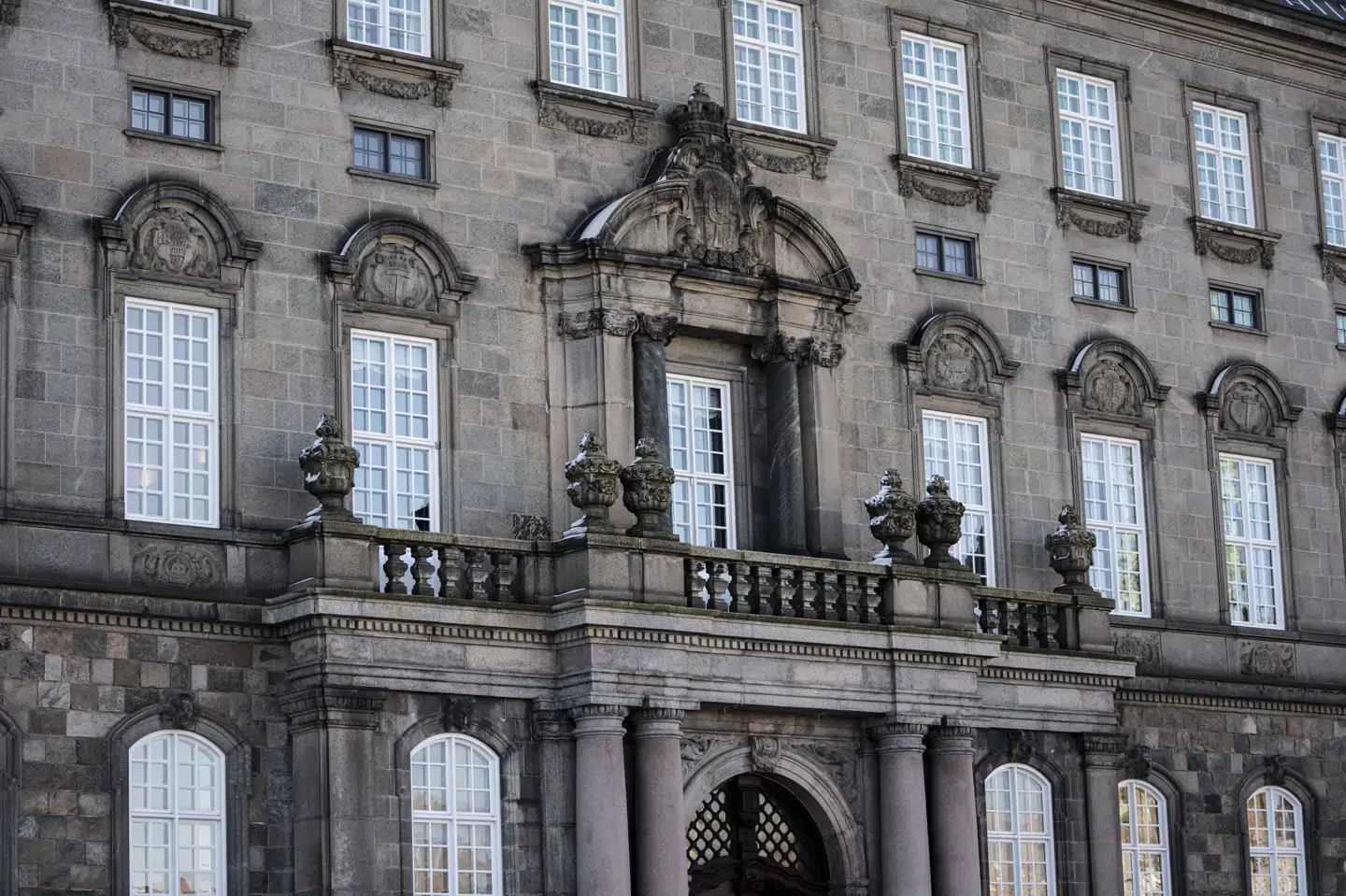 Da dronning Margrethe blev udråbt som regent i 1972, præsenterede hun sit valgsprog fra en balkonen på Christiansborg Slot. Det lød således: "Guds hjælp, folkets kærlighed, Danmarks styrke".