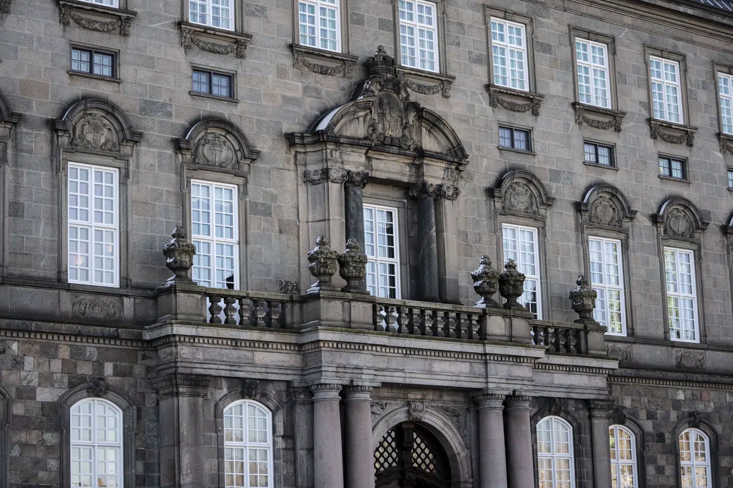 Da dronning Margrethe blev udråbt som regent i 1972, præsenterede hun sit valgsprog fra en balkonen på Christiansborg Slot. Det lød således: "Guds hjælp, folkets kærlighed, Danmarks styrke".