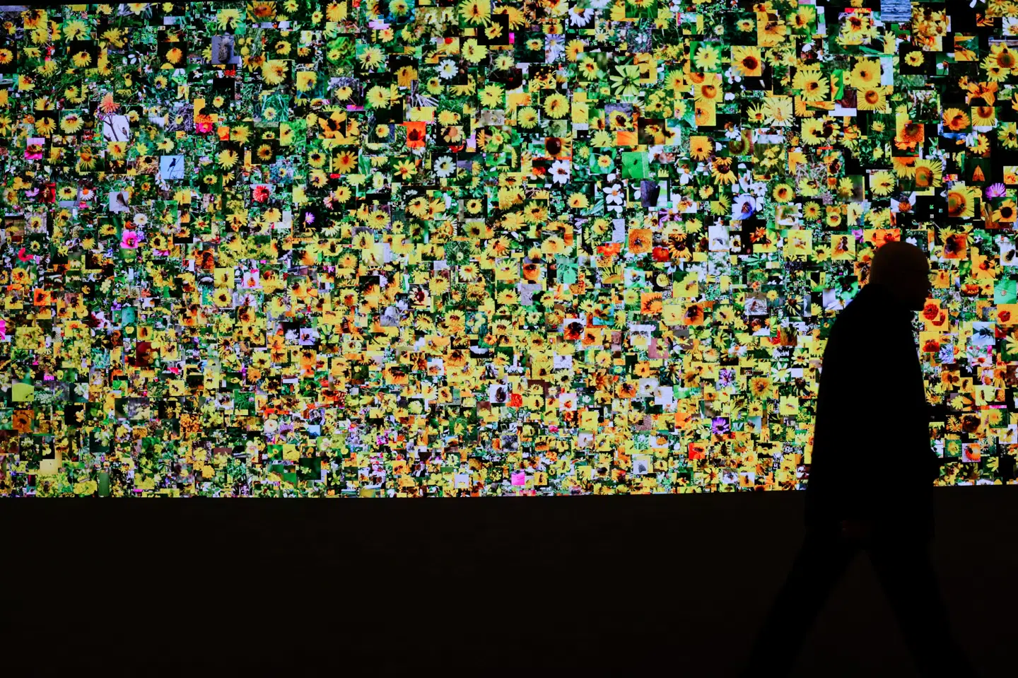 En mand går forbi et værk af den tyrkiske kunstner Refik Anadol i Davos i Schweiz, hvor diskussioner om en mulig fred i Ukraine er blevet stadigt mere påvirket af politikere i udviklingslande eller Det Globale Syd.