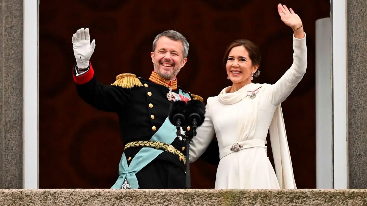 Sådan så det ud, da kong Frederik og dronning Mary trådte ud på balkonen som regentpar for første gang.