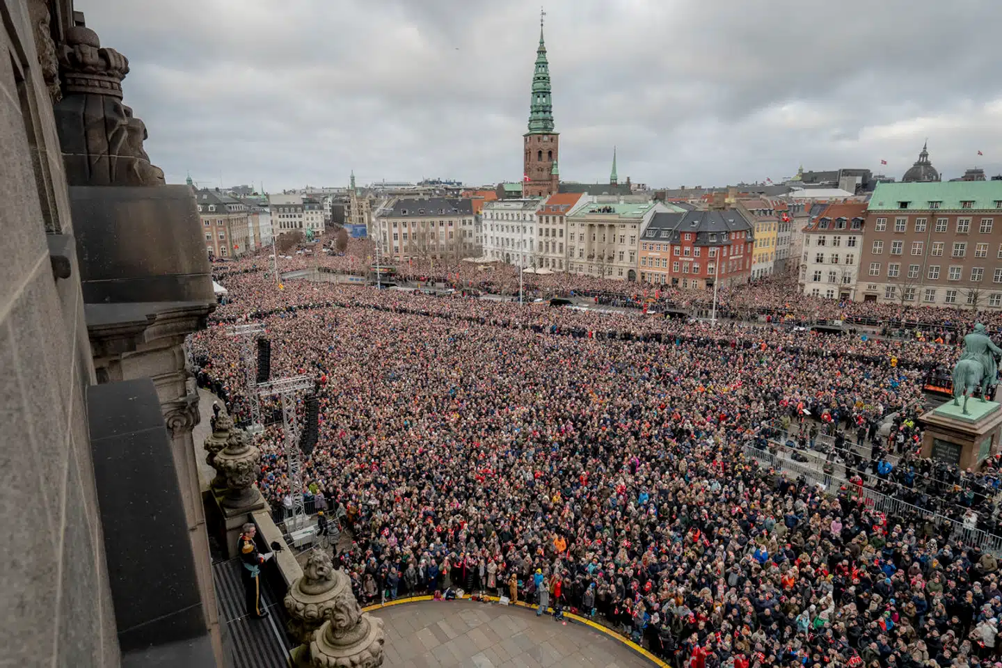 Kong Frederik 10. udråbes til konge fra balkonen på Christiansborg i centrum af København efter dronning Margrethes abdikation.