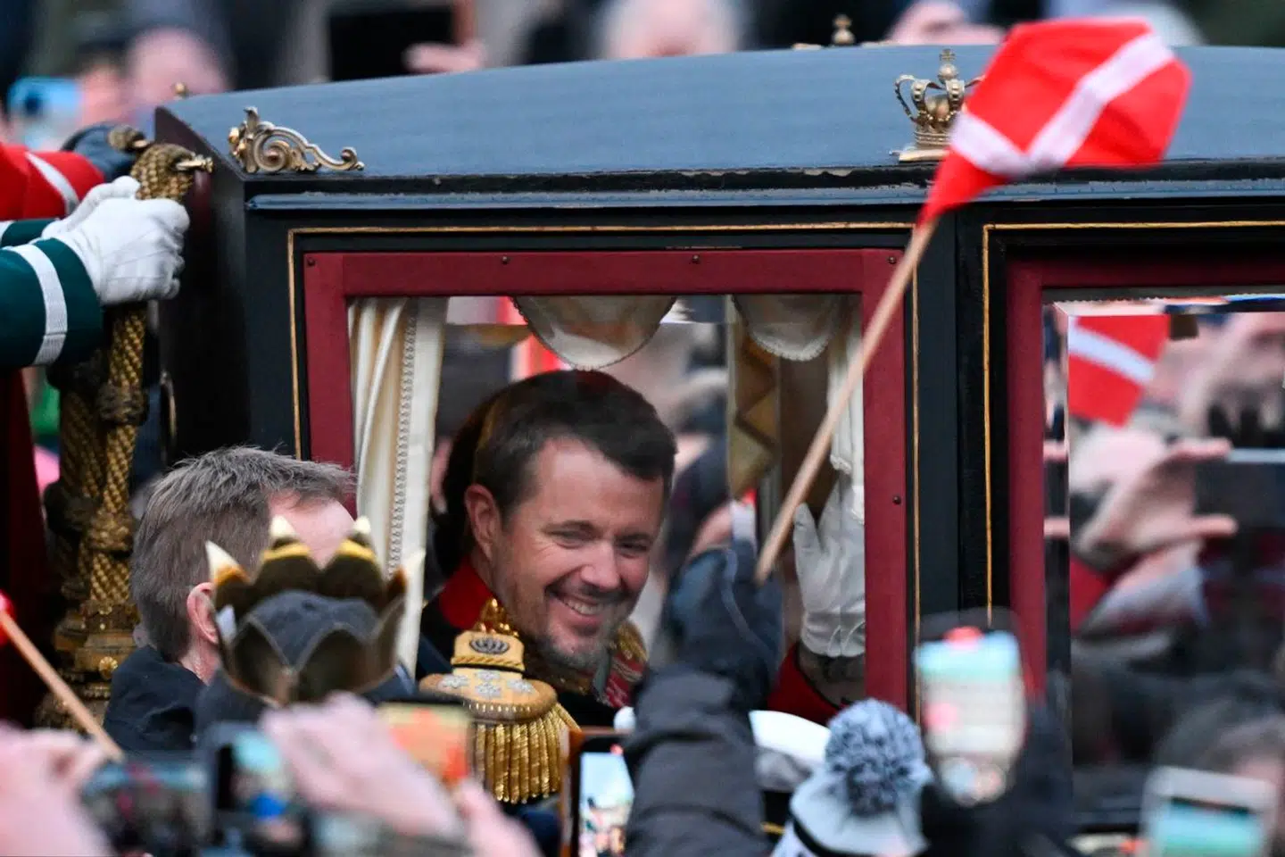 Kong Frederik i kareten på vej mod Amalienborg, efter han er blevet udråbt til konge. (Photo by Jonathan NACKSTRAND / AFP)
