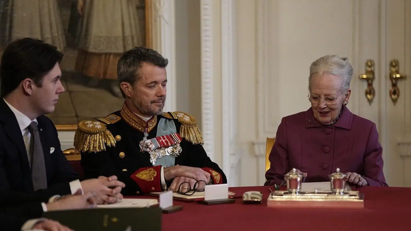 Her ses dronning Margrethe underskrive erklæringen om abdikation i Statsrådet på Christiansborg Slot i København.