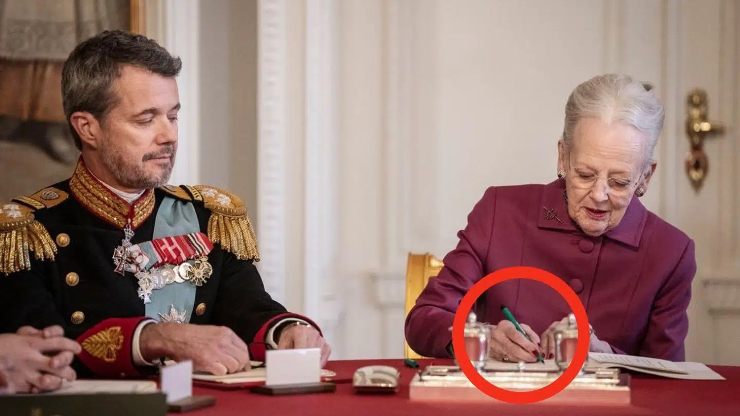 Her ses dronningen med favoritten. Den grønne 'rollerpen'