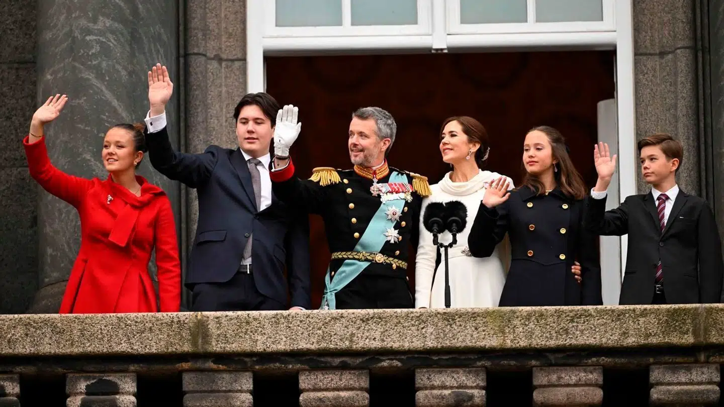 Her ses hele kongefamilien efter kroningen.