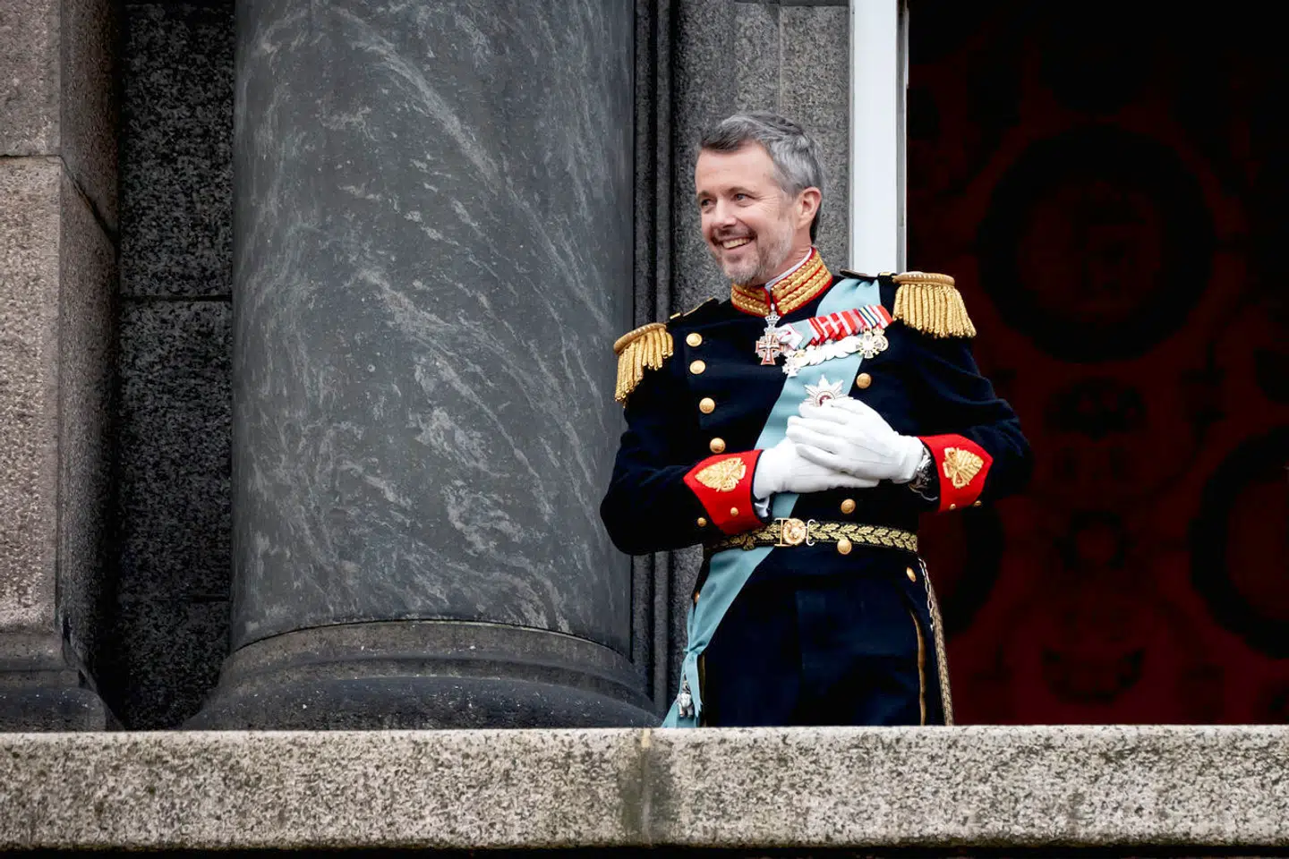 Kong Frederik 10. med hånden på hjertet.