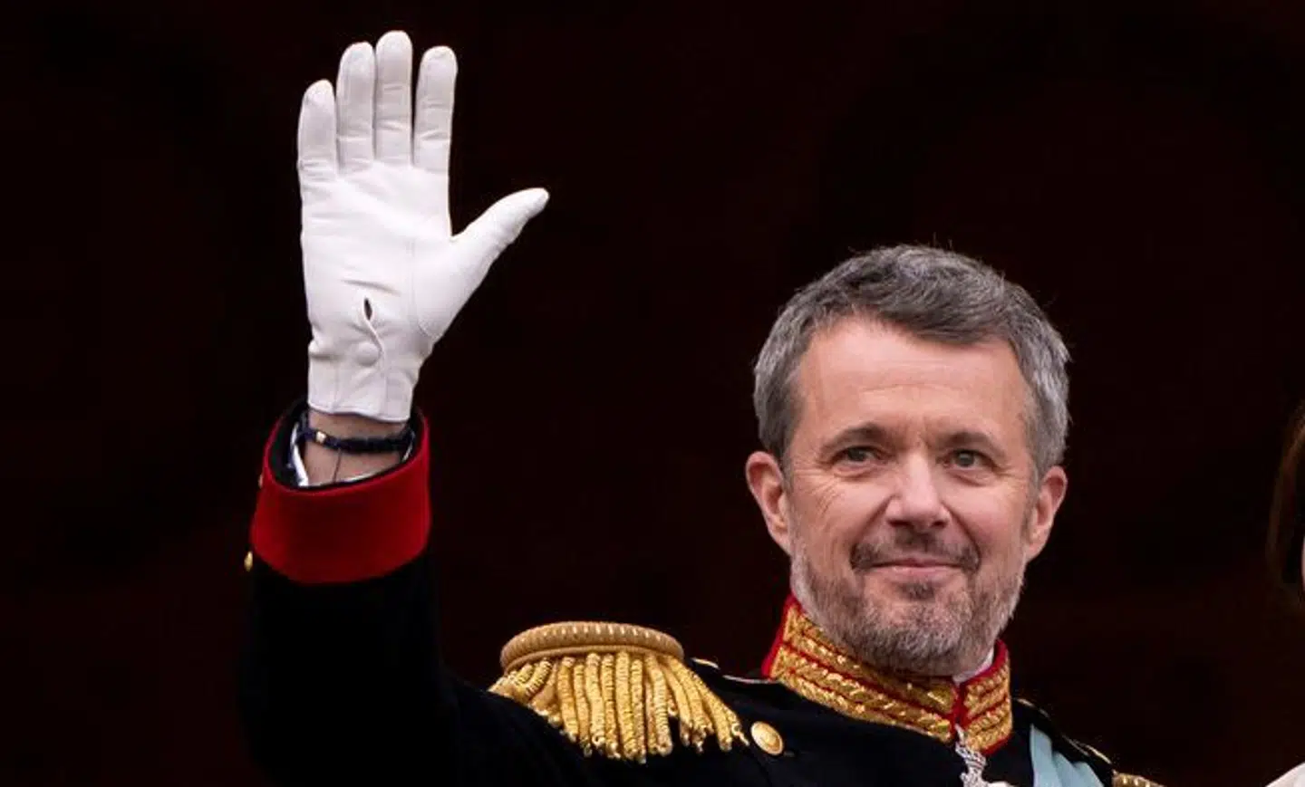 Armbåndet blev tydeligt vist frem på balkonen.