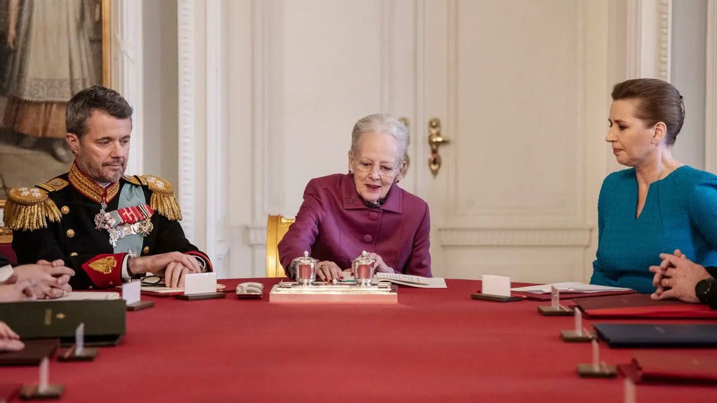 Dronning Margrethe underskriver her erklæringen om abdikation i Statsrådet på Christiansborg Slot søndag eftermiddag.