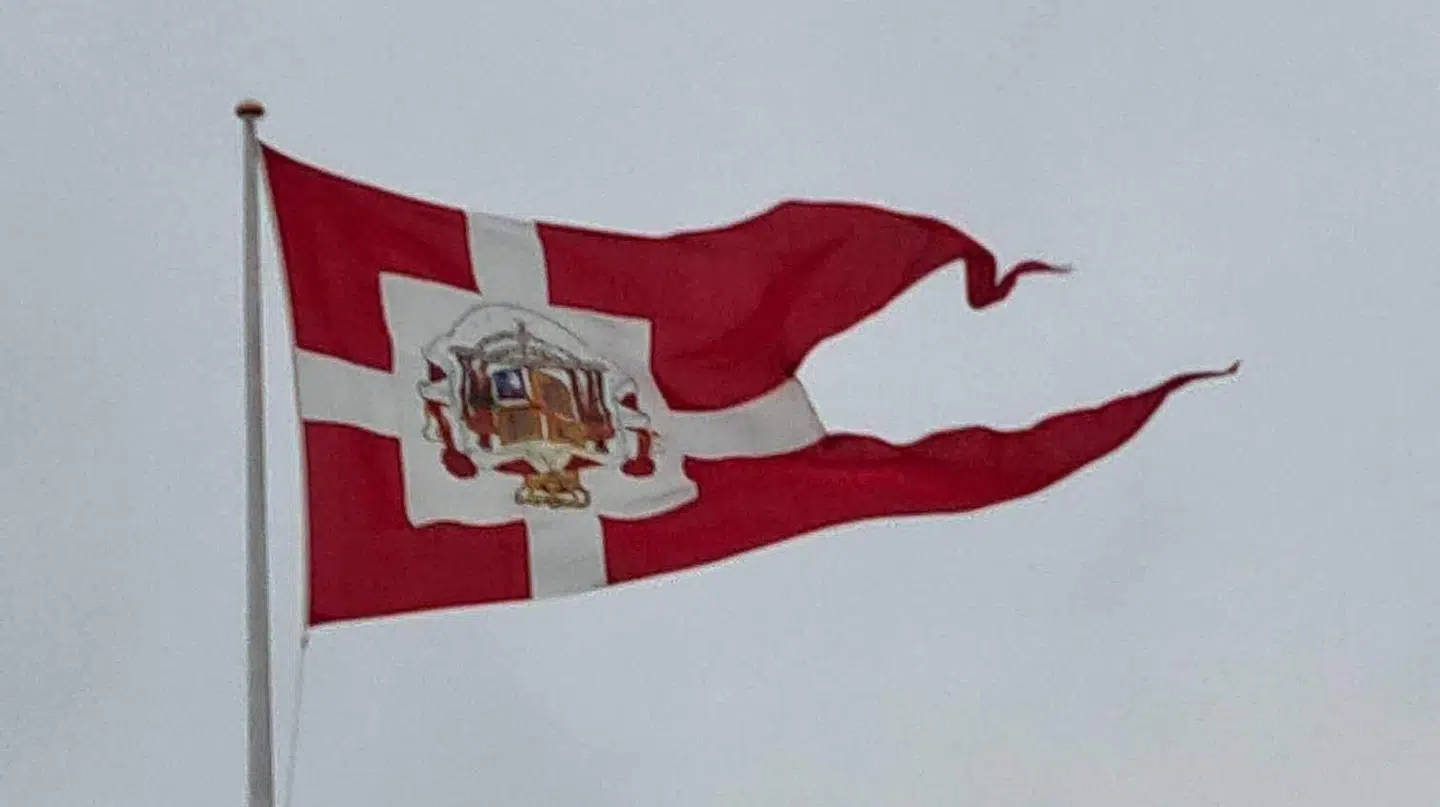 Kongeflaget er vendt på hovedet, sådan at kronen vender nedad.