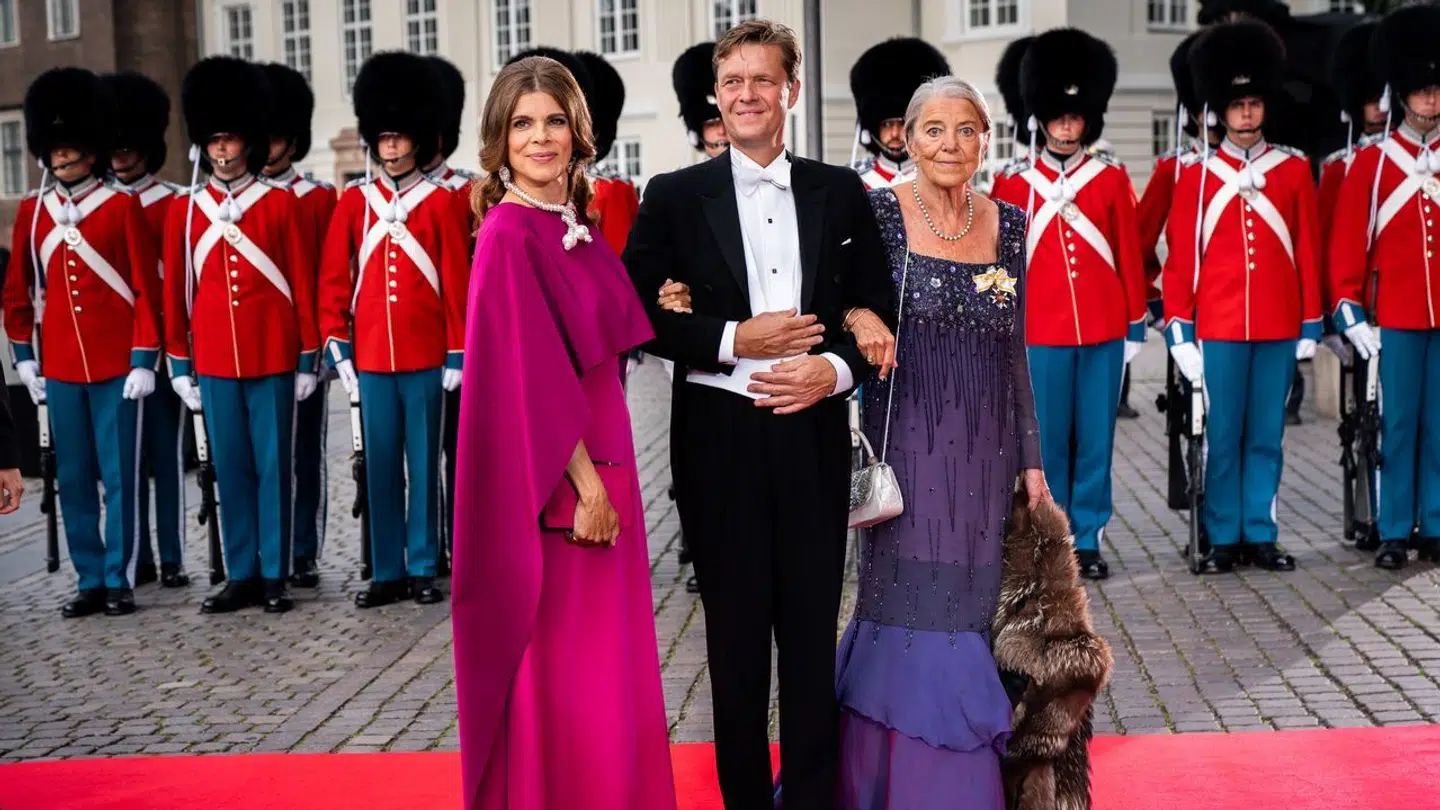 Her ses skuespiller Ellen Hillingsø, Christoffer Castenskiold og Birgitta Hillingsø til dronning Margrethes 50 års jubilæum som regent.