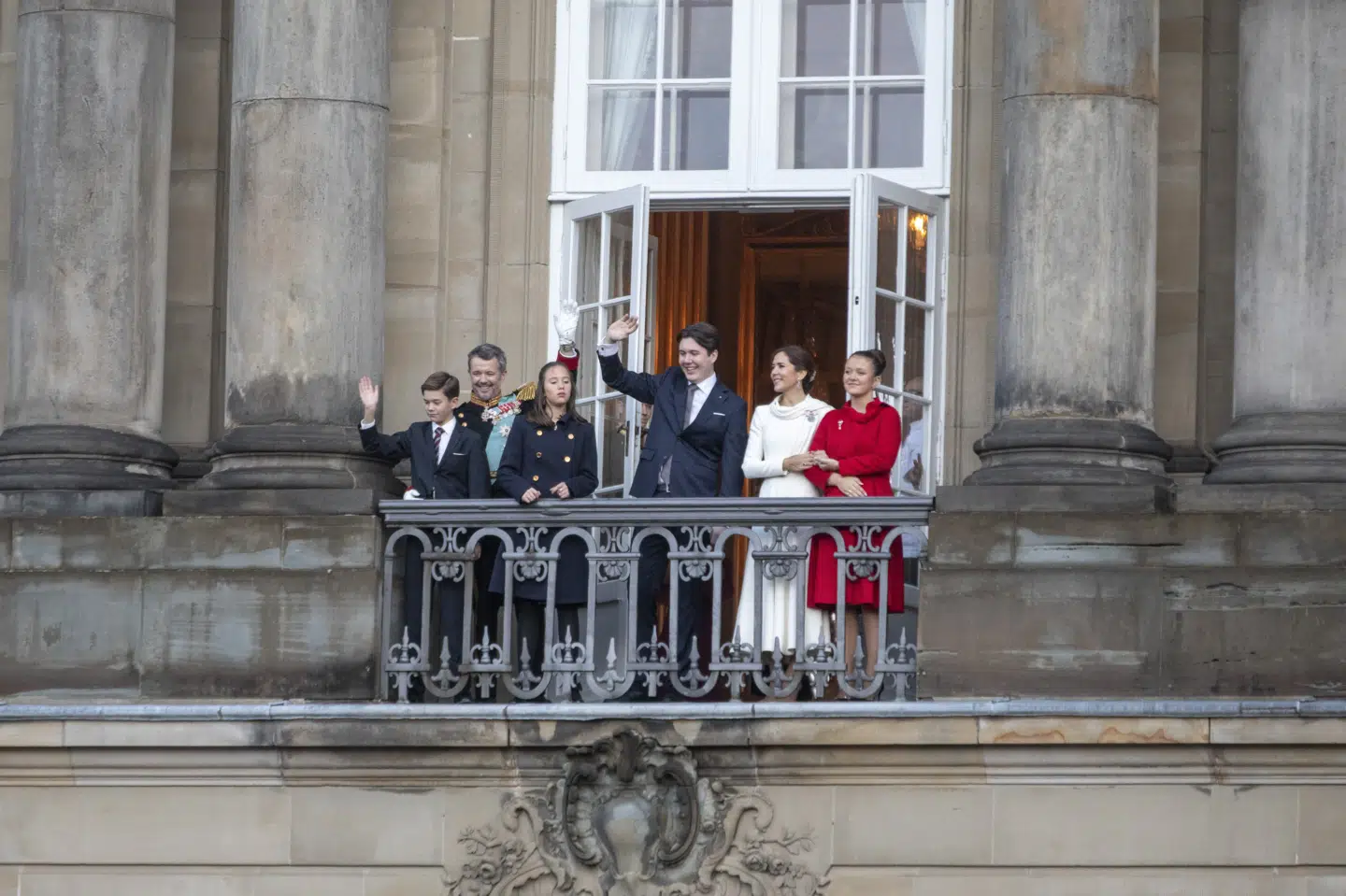 Det danske kongepar og deres fire børn vinkede søndag eftermiddag til de fremmødte på Amalienborg Slotsplads. Med tronskiftet bliver alle kongeparrets børn riddere af Elefantordenen.