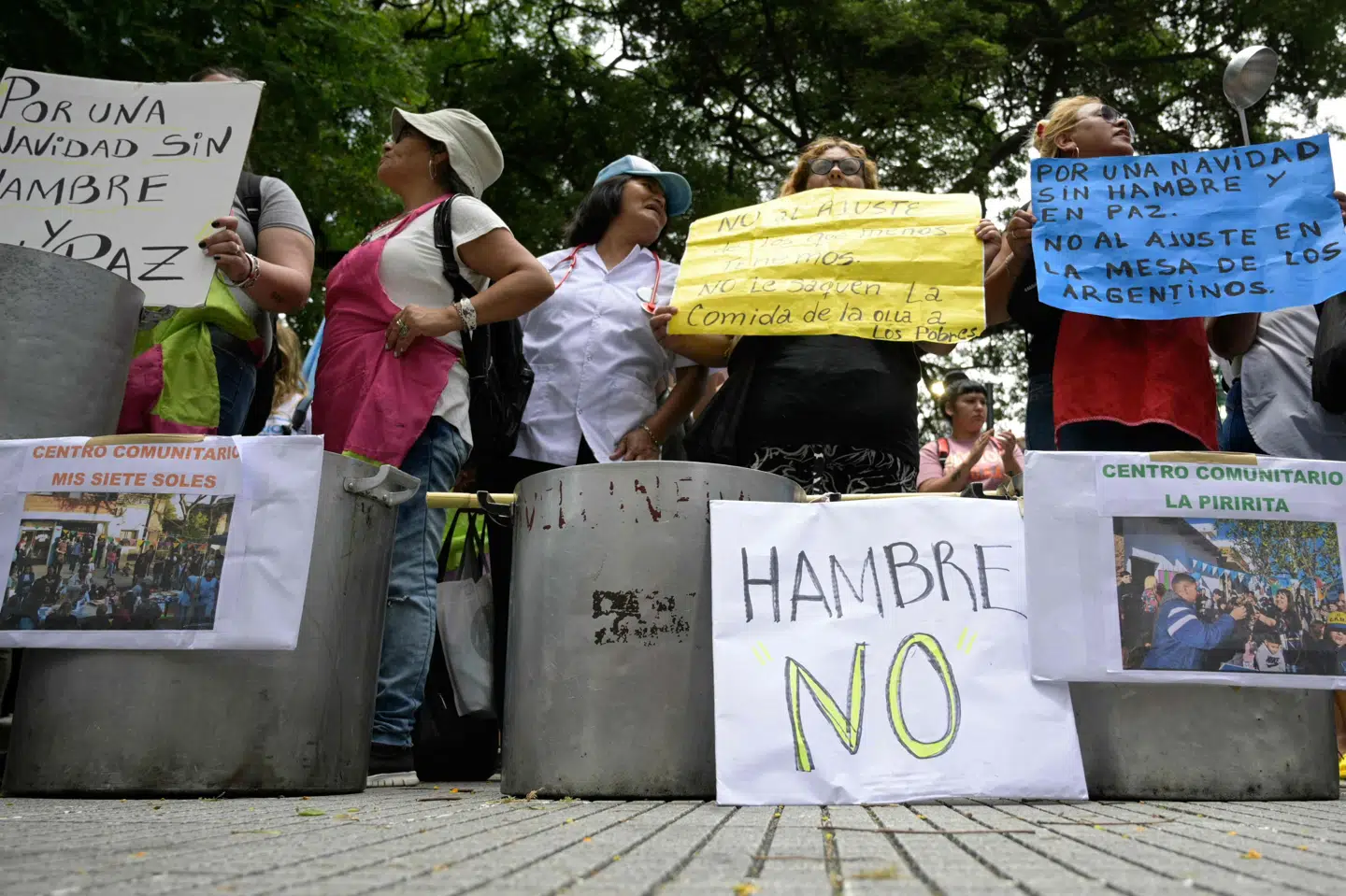 Flere af klodens lande er pressede af stigende fattigdom. Et af de steder er Argentina. Her anslås det, at omkring 40 procent af landets befolkning lever i fattigdom. På billedet protesteres der - "nej til sult", står der på skiltet. (Arkivfoto).