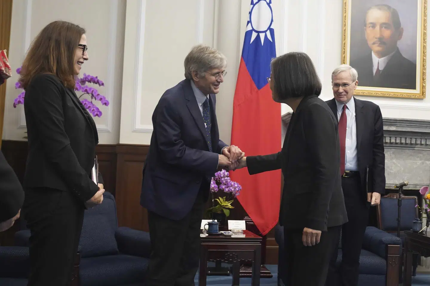 Forhenværende national sikkerhedsrådgiver Stephen J. Hadley i USA ses her med den afgående præsident i Taiwan, Tsai Ing-we, under møde i Taipei mandag.