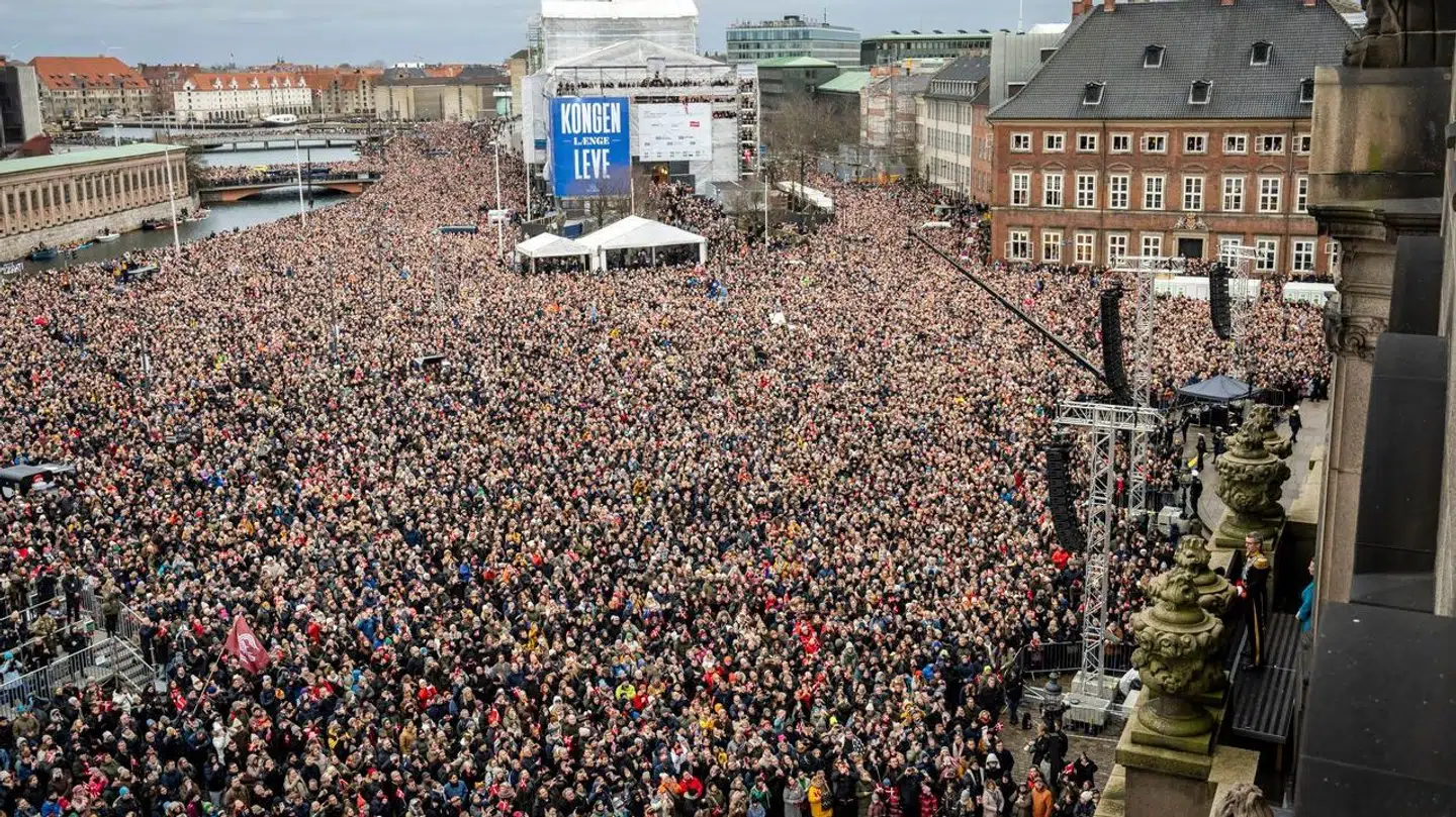 Kong Frederik X og dronning Mary under proklamationen på Christiansborgs Slotsplads i København søndag den 14. januar 2024. Den 31. december 2023 meddelte dronningen, at hun abdicerer den 14. januar og at kronprinsen fra denne dag er Danmarks regent. (Foto: Mads Claus Rasmussen/Ritzau Scanpix)