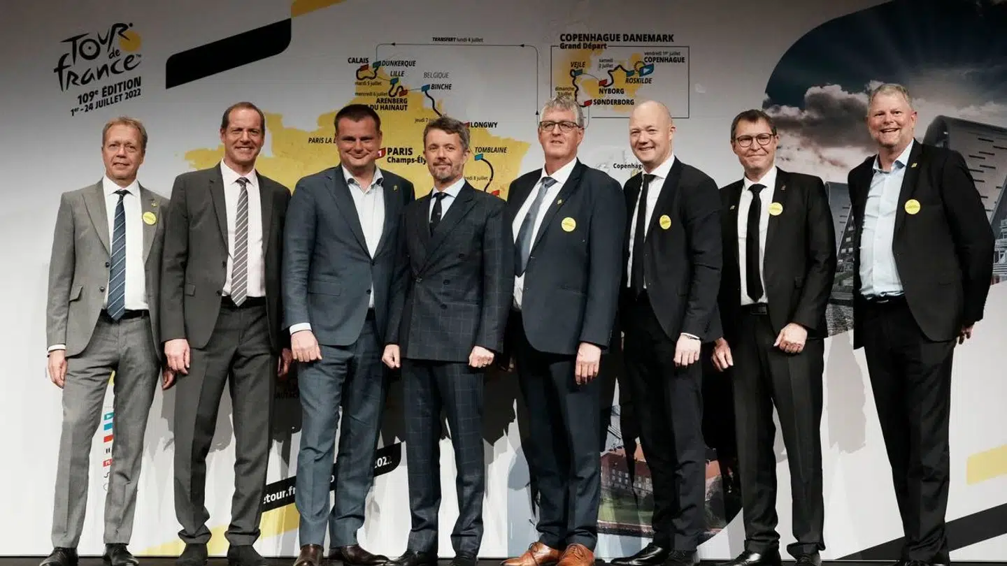 Kronprins Frederik poserer sammen med Christian Prudhomme og borgmestrene fra de danske start- og målbyer ved Tour-præsentationen forud for starten i Danmark.