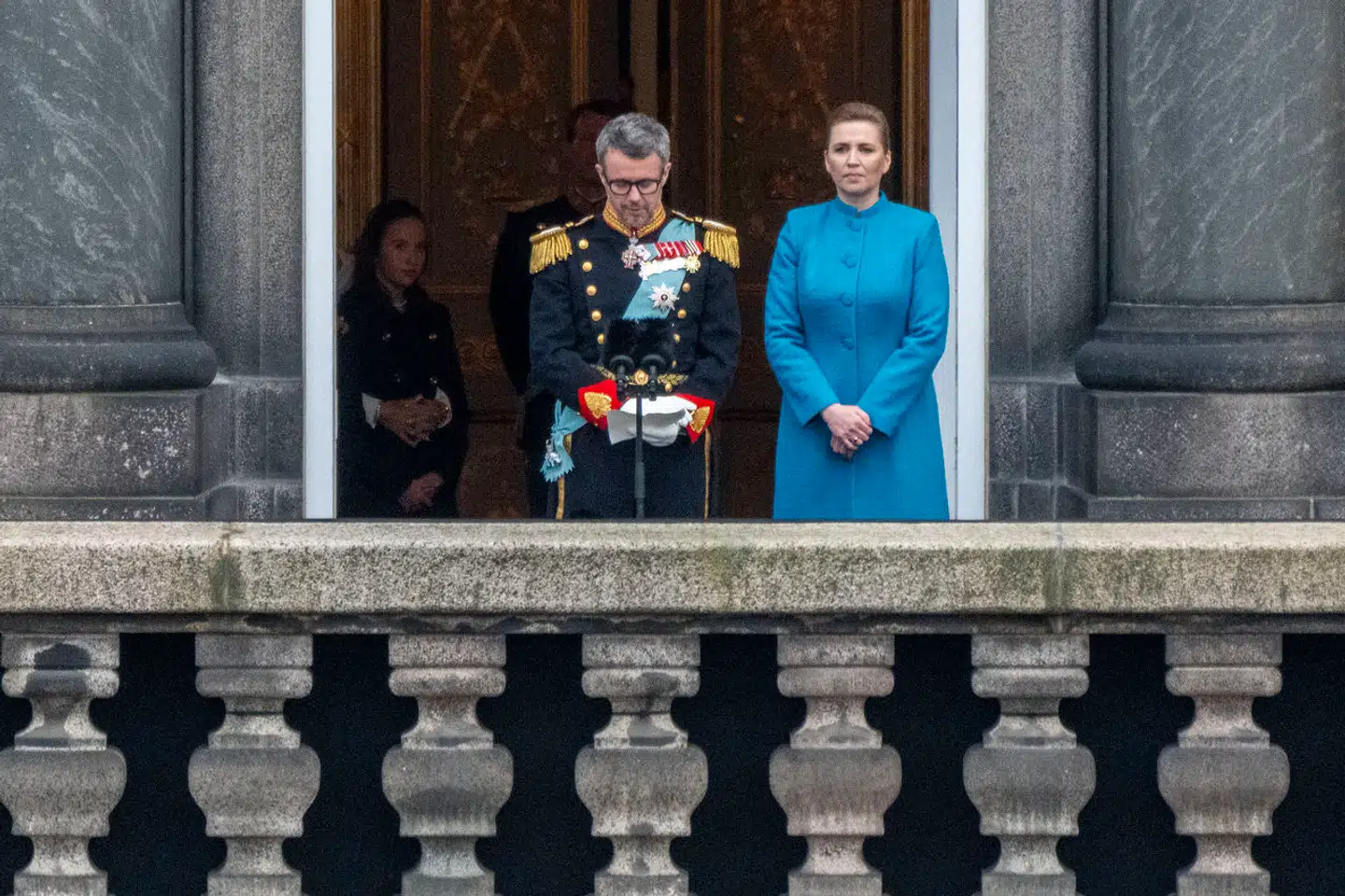 Kong Frederik 10. udråbes fra balkonen på Christiansborg. Hans valgsprog udelod både Gud og Herren. Det er ikke sket i en lang årrække.