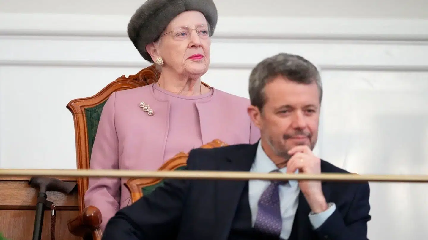 Danmarks nye kongepar, kong Frederik X, dronning Mary og medlemmer af kongefamilien i Folketingssalen for første gang i deres nye officielle roller på Christiansborg Slot i København, mandag den 15. januar 2024.