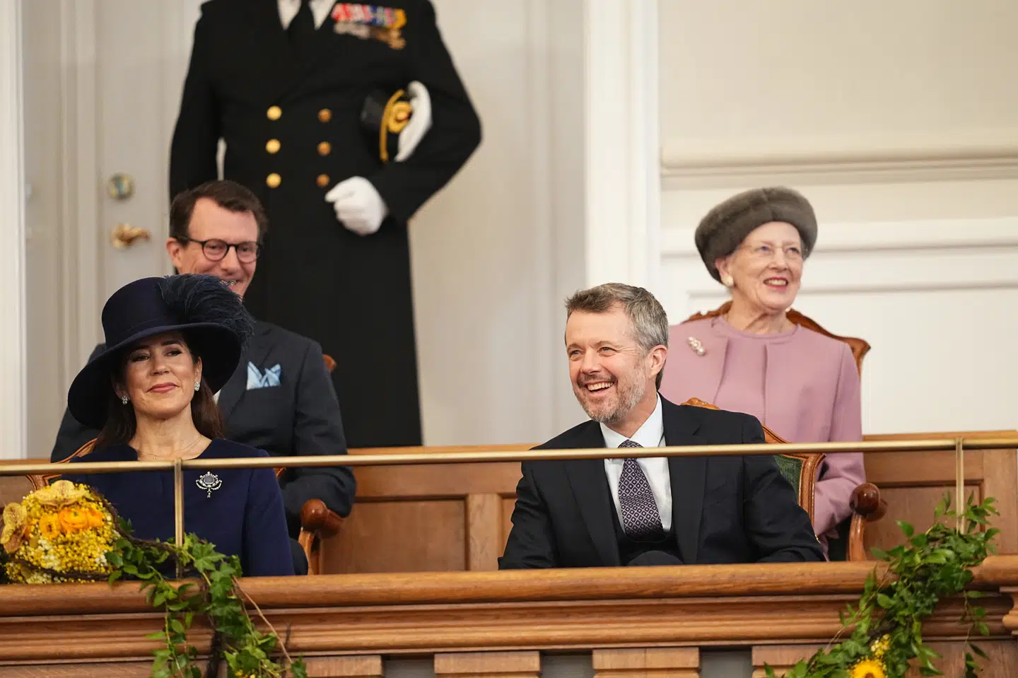 Kongefamilien anført af kong Frederik X var til stede i Folketingssalen mandag for at markere tronskiftet.