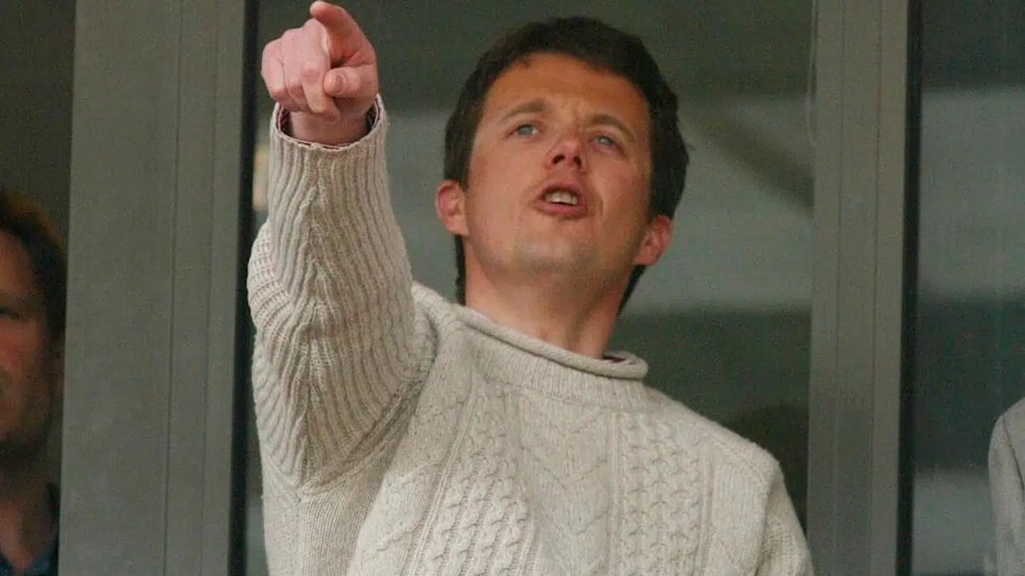 Kronprinsen afbilledet på Aarhus Stadion til fodbold i 2002. Til en kamp mellem AGF og Vejle der endte 0-0.