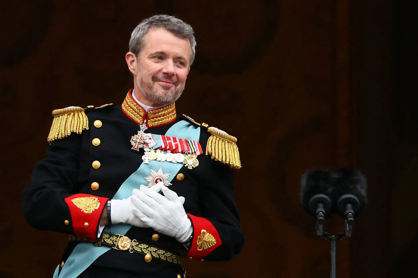 Kong Frederik 10. på balkonen foran et hav af mennesker på Christiansborg Slotsplads, søndag den 14. januar.