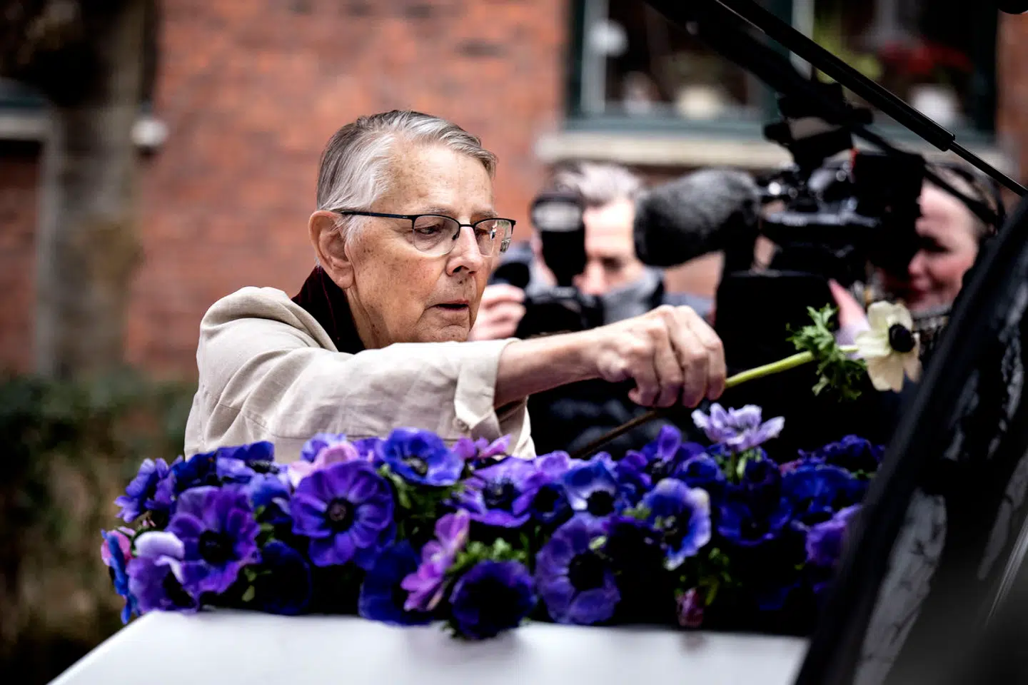 Sagen om Ebbe Preisler og hans hustrus død har fået diskussionen om aktiv dødshjælp til at blusse op igen. Her begraves Mariann Preisler.