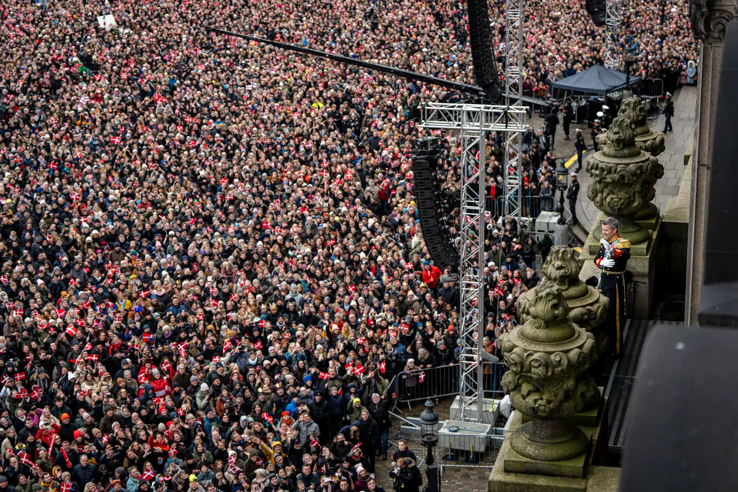 Mange danskere var mødt op på Christiansborg Slotsplads for at fejre tronskiftet. Så mange at politiet til sidst måtte lukke af for nytilkomne. (Foto: Mads Claus Rasmussen/Ritzau Scanpix)