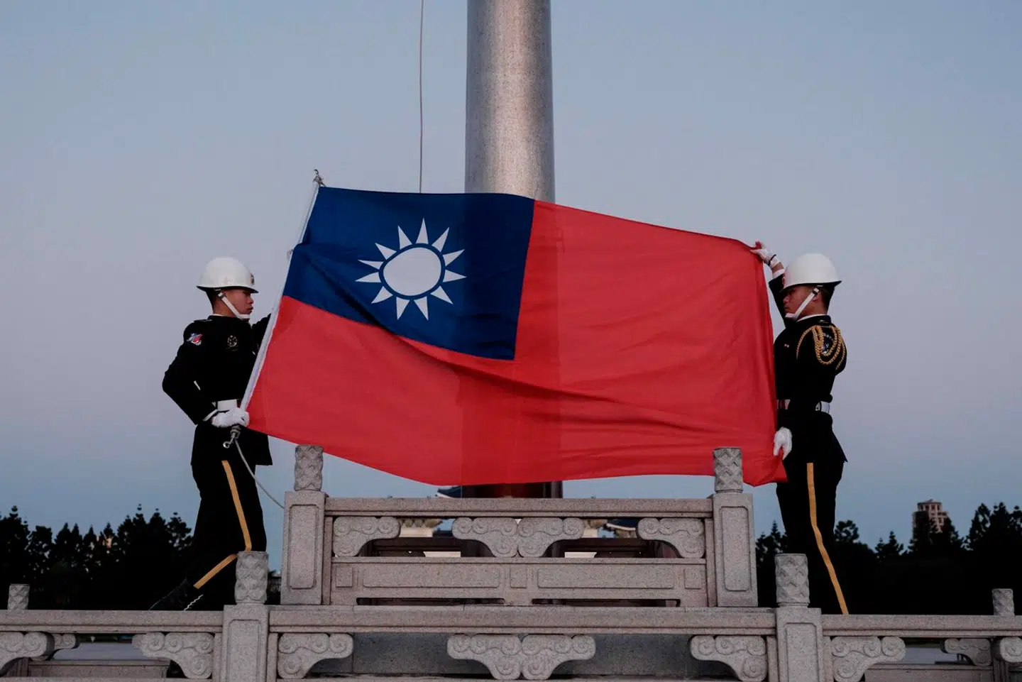 Vi kan, uden at sætte vores sikkerhed på spil, alene og gennem EU yde en bedre støtte til demokratiet på Taiwan, mener Viggo Fischer. Her hejses Taiwans flag i hovedstaden Taipei.