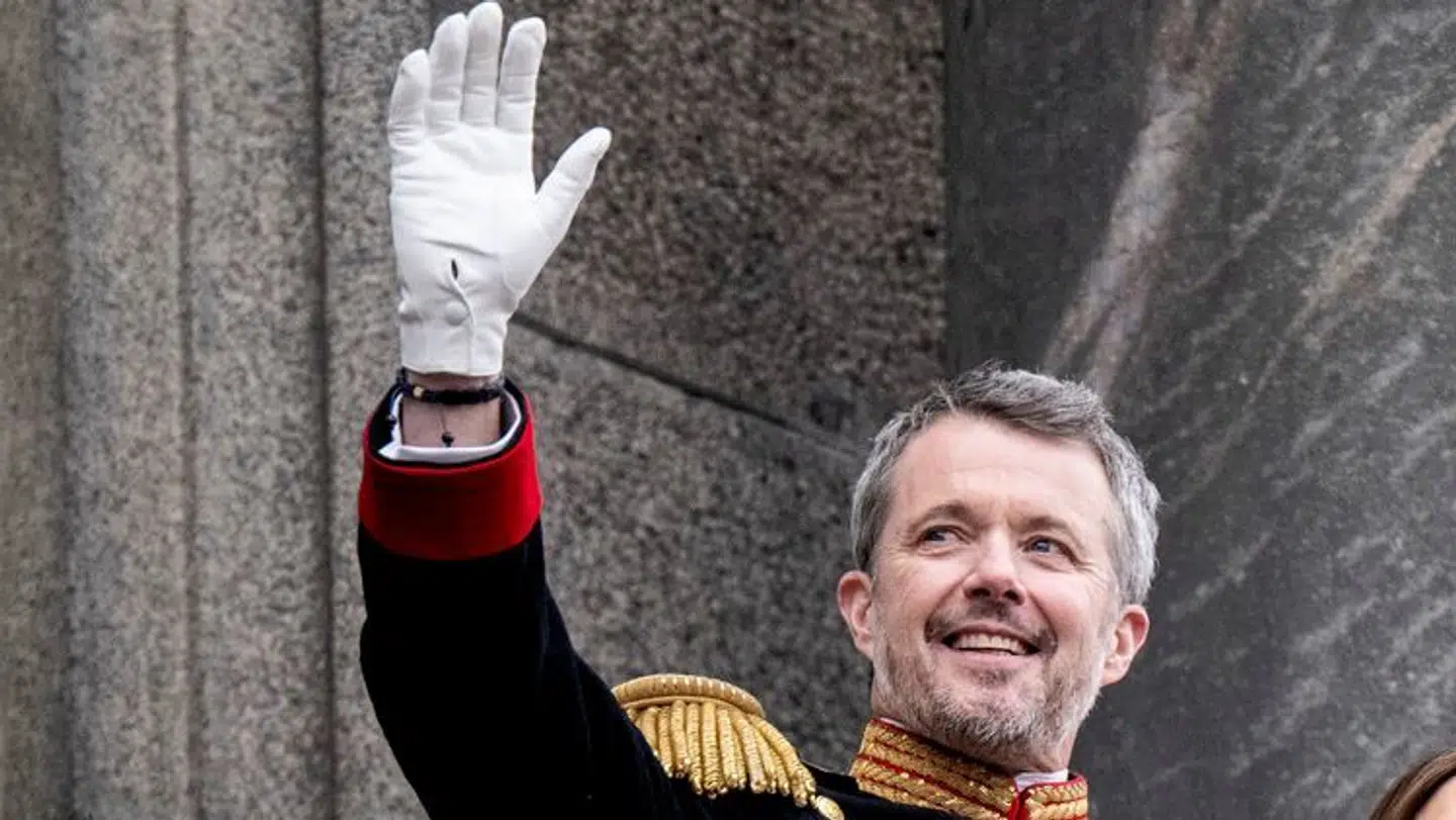 På sin højre arm bar Kong Frederik et shamballa-armbånd.