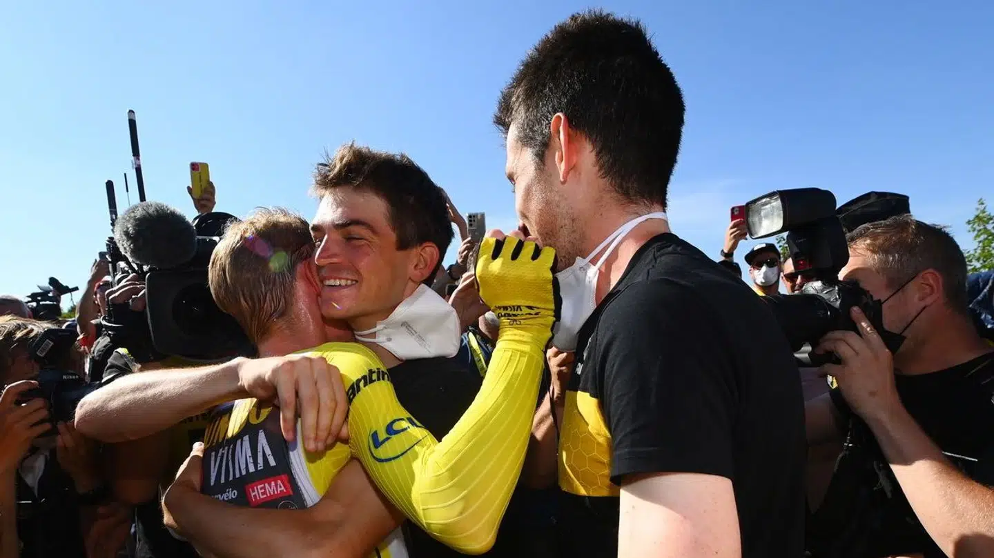 Sepp Kuss og Jonas Vingegaard giver hinanden et kram, efter det står klart, at Jonas Vingegaard har vundet Tour de France 2022.